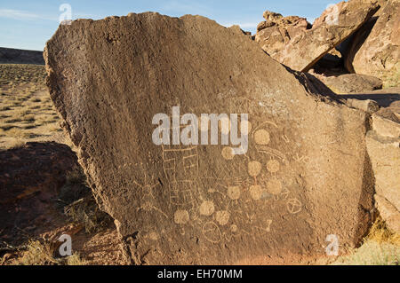 Petroglyphen vulkanischen Tuff-Felsen auf die vulkanische Hochebene in der Nähe von Bishop Kalifornien gegraben Stockfoto