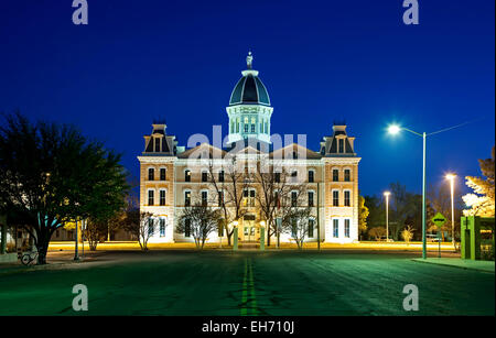 Presidio County Courthouse (1886) in der Dämmerung, Marfa, Texas USA Stockfoto