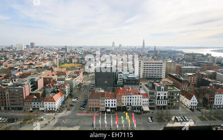 Antwerpen, Belgien - 7. März 2015: Panorama auf das Zentrum von Antwerpen, zweitgrößte Stadt Belgiens, mit der Kathedrale Our L Stockfoto