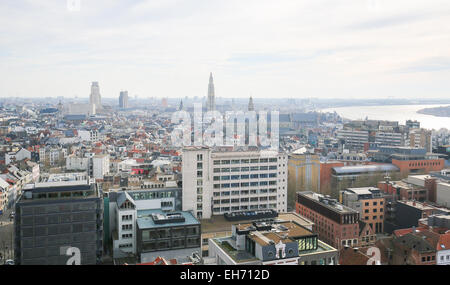 Blick auf das Zentrum von Antwerpen, die zweite größte Stadt Belgiens, mit der Kathedrale Notre-Dame. Stockfoto