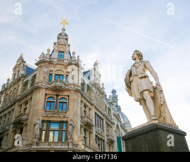 Statue des berühmten 17. Jahrhundert Maler Anthony Van Dyck auf der Meir, die wichtigste Einkaufsstraße von Antwerpen, Belgien. Stockfoto