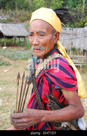 Tribal Mann tragen Tracht mit Pfeilen, Kanpetlet Kinn Dorf Stockfoto