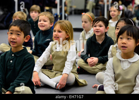(150308)--NEW YORK, 8. März 2015 (Xinhua)--Kinder vor Ort Proben singen "Die Ballade von Mulan", ein chinesisches Gedicht preist Hua Mulan, die legendäre Frau-Krieger in der chinesischen Antike Geschichte, vor den chinesischen Tanz show Legende von Mulan am Lincoln Center in New York, Vereinigte Staaten, 8. März 2015. Insgesamt 36 Kinder kamen auf die Bühne und skandierten "die Ballade von Mulan" am Sonntag, Nachbereitung der Tanz-Show drei-Tage-Leistung im Lincoln Center. Diese Kinder im Alter von vier bis zwölf Jahren, sind von Hudson weg Immersion School und haben gelernt Mandarin seit der Stockfoto