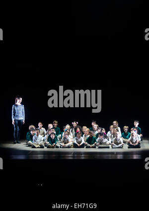 (150308)--NEW YORK, 8. März 2015 (Xinhua)--Kinder Chant "Die Ballade von Mulan", ein chinesisches Gedicht preist Hua Mulan, der legendäre Frau-Krieger in der chinesischen Antike Geschichte vor der chinesischen Tanz-Show-Legende von Mulan am Lincoln Center in New York, Vereinigte Staaten, 8. März 2015. Insgesamt 36 Kinder kamen auf die Bühne und skandierten "die Ballade von Mulan" am Sonntag, Nachbereitung der Tanz-Show drei-Tage-Leistung im Lincoln Center. Diese Kinder im Alter von vier bis zwölf Jahren, sind von Hudson weg Immersion School und haben seit zwei Jahren Mandarin gelernt. Stockfoto