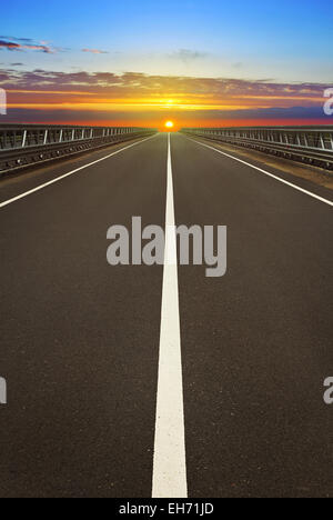 dramatischen Sonnenuntergang über der Straße Stockfoto