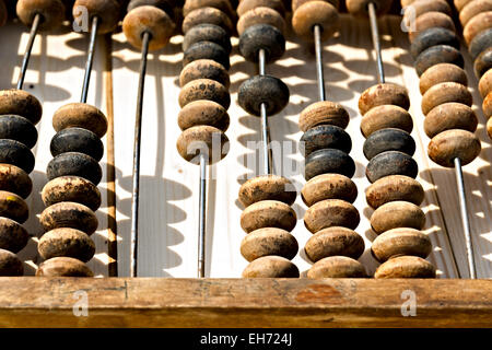 Detailansicht der Vintage Abacus Konten Kugel-Frame oder Grafschaft Frame. Das Gerät wurde auf der lokalen Messe angezeigt. Stockfoto