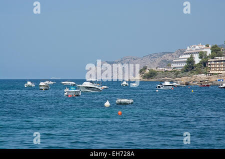 Küste von Mallorca, Balearen, Spanien - 19. Juli 2014: Boote in der Nähe von Santa Ponsa und das Hotel Punta del Mar am 19. Juli 2014 in M Stockfoto