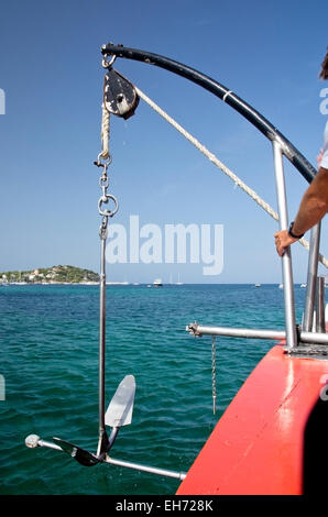 Küste von Mallorca, Balearen, Spanien - 19. Juli 2014: Anker Weg ausgehend von den grünen Wassern des Santa Ponsa am 19. Juli, Stockfoto