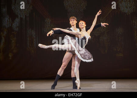 London, UK. 8. März 2015. Grand Pas Classique von Iana Salenko und Marian Walter (teilweise Kostüm) während der Proben durchgeführt. Choreographie von Viktor Gzovsky. Das russische Ballett Symbole Gala 2015 ein Gala-Abend widmet sich der Geschichte des russischen Balletts findet am 8. März 2015 im London Coliseum. 30 Tänzern, darunter Natalia Osipova, Xander Pfarrei und Alina Cojocaru teilnehmen. Die Gala bietet Excerps von russischen klassischen Repertoire und Meisterwerke von zeitgenössischen Choreografen durch das russische Ballett beeinflusst. Begleitet vom Orchester der English National Ballet unter der di Stockfoto