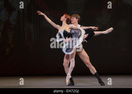 London, UK. 8. März 2015. Grand Pas Classique von Iana Salenko und Marian Walter (teilweise Kostüm) während der Proben durchgeführt. Choreographie von Viktor Gzovsky. Das russische Ballett Symbole Gala 2015 ein Gala-Abend widmet sich der Geschichte des russischen Balletts findet am 8. März 2015 im London Coliseum. 30 Tänzern, darunter Natalia Osipova, Xander Pfarrei und Alina Cojocaru teilnehmen. Die Gala bietet Excerps von russischen klassischen Repertoire und Meisterwerke von zeitgenössischen Choreografen durch das russische Ballett beeinflusst. Begleitet vom Orchester der English National Ballet unter der di Stockfoto