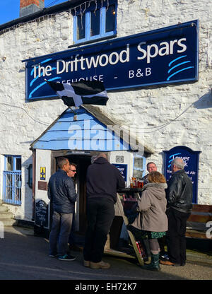 Kunden, die ein Mittagessen trinken außerhalb der Treibholz Holme Pub in Extrameldung, Cornwall, UK Stockfoto