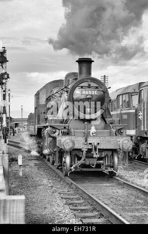 LMS Ivatt Klasse 2 2 2-6-0 Dampflok in Loughborough auf der Great Central Railway Stockfoto