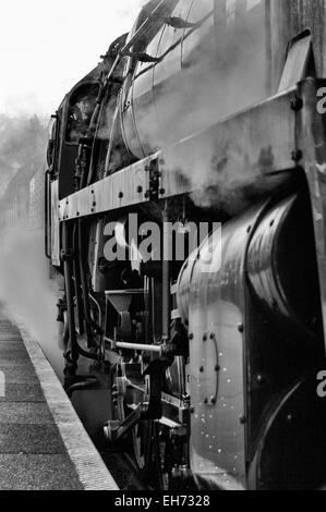 Schwarz und weiß in der Nähe bis Blick entlang der Seite des einen BR Standard 9F 2-10-0 Dampfzug Stockfoto