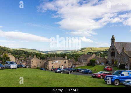 Die schöne und lebendige Dorf Reeth schmiegt sich in Swaldale in den Yorkshire Dales National Park, England, UK Stockfoto