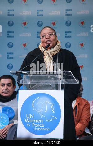 New York, USA. 8. März 2015. Liberias Nobel Friedenspreis Laureatus Leymah Gbowee spricht vor dem Start des Internationalen Frauentags Marsch für die Gleichstellung der Geschlechter und Frauenrechte in New York, 8. März 2015. Bildnachweis: Niu Xiaolei/Xinhua/Alamy Live-Nachrichten Stockfoto