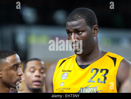 London, UK. 8. März 2015. London-Löwen, die Spieler, die Olumide Oyedeji sieht am Ende des BBL Pokal Halbfinale enttäuscht zweite Bein Spiel gegen Leicester Riders in der Kupfer-Box-Arena im Olympiapark. Leicester-Fahrer gewinnen 91-81 Stockfoto