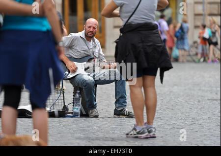 Ein männlicher street Performer Gitarre vorbei, unterhalten Rom, Italien. Stockfoto