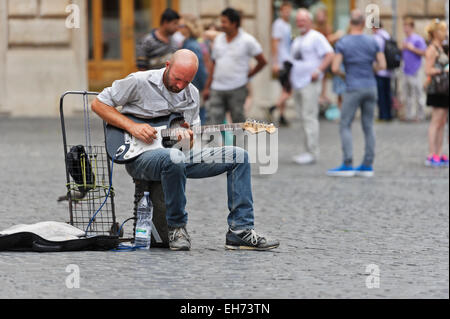 Ein männlicher street Performer Gitarre vorbei, unterhalten Rom, Italien. Stockfoto
