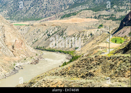 Sehen Sie nordöstlich in eine Biegung in den Fraser River mit Highway 99 nach rechts, in der Nähe von Fountain Valley, Lillooet, BC, Kanada. Stockfoto