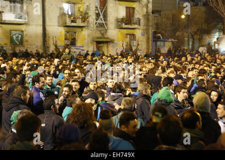 Athen, Griechenland. 8. März 2015. Tausende von Panathinaikos Fans sehen das Spiel außerhalb ihr Heimstadion auf einer Großleinwand. Fans der griechischen Fußball-Club Panathinaikos F.C. beobachten das Spiel gegen PAOK FC von Thessaloniki vor dem leeren Stadion. Alle Spiele der aktuellen Runde von der griechischen Superleague werden in leere Stadien gespielt, nachdem die Liga nach Unruhen ausgesetzt wurde. Bildnachweis: Michael Debets/Alamy Live-Nachrichten Stockfoto