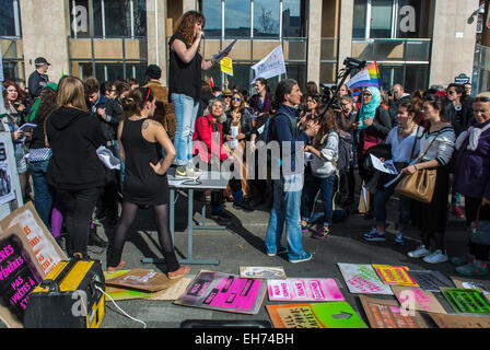 Paris, Frankreich. 8. März, französische Feministengruppen 8. März in der Demonstration zum Internationalen Frauentag, Proteste in Belleville, Frau hält Rede mit Mikrofon vor der Crowd-Szene, Protestzeichen Gleichheit, frauenrechtsmarschbewegung, FRAUEN IN DER MENGE, öffentliche Rednerin, Sprecher der Öffentlichkeit, Frauen unterstützen Frauen, Frauenaktivismus, Frauenbefreiung Stockfoto