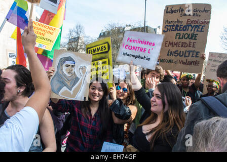 Paris, Frankreich. März. Französische Feministengruppen marschieren in der Demonstration zum Internationalen Frauentag, Belleville, Massenmarsch mit französischen AktivistInnen-Protest-Plakaten auf Straße, Gleichheit, Frauenrechtsbewegung, Geschlechterideologie, Frauenaktivismus, Frauenaktivismus, feministisches Poster Stockfoto