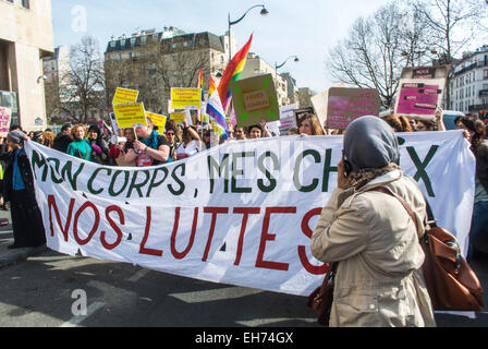 Paris, Frankreich. März. Menschenmenge französischer Feministengruppen, die in der Demonstration zum Internationalen Frauentag marschieren, Belleville, Frauenaktivismus-Menschenmenge mit Protestbändern und Schildern auf der Straße, Frauenkundgebung, pro Wahlkundgebung, pro Abtreibung Protest, Demonstrationsaktivismus frankreich, Frauenbefreiung Stockfoto