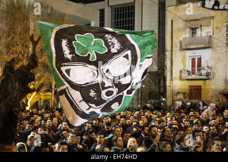 Athen, Griechenland. 8. März 2015. Ein Panathonikos-Flag, zeigt einen Kopf in eine Gasmaske und ein Kleeblatt fliegt außerhalb des Stadions. Fans der griechischen Fußball-Club Panathinaikos F.C. beobachten das Spiel gegen PAOK FC von Thessaloniki vor dem leeren Stadion. Alle Spiele der aktuellen Runde von der griechischen Superleague werden in leere Stadien gespielt, nachdem die Liga nach Unruhen ausgesetzt wurde. Bildnachweis: Michael Debets/Alamy Live-Nachrichten Stockfoto