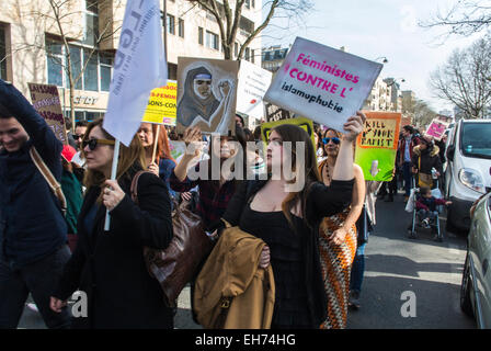 Paris, Frankreich. März. Menschenmenge französischer Feministengruppen Frauen marschieren bei der Demonstration zum Internationalen Frauentag, Belleville, linke Menschenmenge mit Protestzeichen, gegen Diskriminierung, Gleichheit, Frauenrechtsbewegung, Wahlkampf, Demonstrant in frankreich, Frauenbefreiung Stockfoto