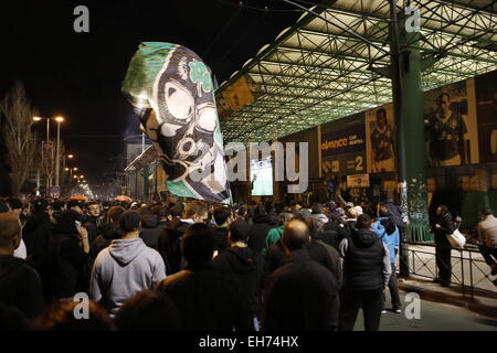 Athen, Griechenland. 8. März 2015. Tausende von Panathinaikos Fans sehen das Spiel außerhalb ihr Heimstadion auf einer Großleinwand. Fans der griechischen Fußball-Club Panathinaikos F.C. beobachten das Spiel gegen PAOK FC von Thessaloniki vor dem leeren Stadion. Alle Spiele der aktuellen Runde von der griechischen Superleague werden in leere Stadien gespielt, nachdem die Liga nach Unruhen ausgesetzt wurde. Bildnachweis: Michael Debets/Alamy Live-Nachrichten Stockfoto