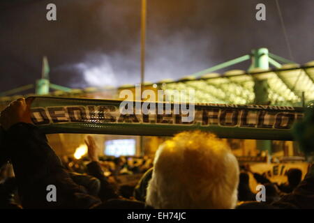 Athen, Griechenland. 8. März 2015. Ein Anhänger von Panathinaikos hält einen Schal, der "Dedicated Follower" liest. Fans der griechischen Fußball-Club Panathinaikos F.C. beobachten das Spiel gegen PAOK FC von Thessaloniki vor dem leeren Stadion. Alle Spiele der aktuellen Runde von der griechischen Superleague werden in leere Stadien gespielt, nachdem die Liga nach Unruhen ausgesetzt wurde. Bildnachweis: Michael Debets/Alamy Live-Nachrichten Stockfoto