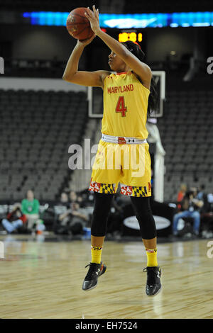 Hoffman Estates, IL, USA. 8. März 2015. Maryland Terrapins Wache Lexie Brown (4) macht ein drei-Punkt in der ersten Hälfte während der 2015 große zehn Frauen-Basketball-Turnier-Meisterschaft geschossen im Sears Centre in Hoffman Estates, IL Spiel zwischen Maryland Terrapins und die Ohio State Buckeyes. Patrick Gorski/CSM/Alamy Live-Nachrichten Stockfoto