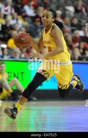 Hoffman Estates, IL, USA. 8. März 2015. Maryland Terrapins Wache Lexie Brown (4) treibt den Ball in der ersten Hälfte während der 2015 große zehn Frauen Basketball Turnier Meisterschaftsspiel zwischen Maryland Terrapins und die Ohio State Buckeyes im Sears Centre in Hoffman Estates, IL. Patrick Gorski/CSM/Alamy Live-Nachrichten Stockfoto