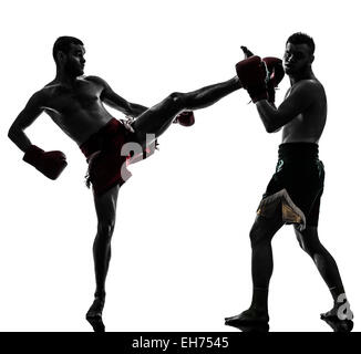 zwei Männer trainieren Thaiboxen im Silhouette Studio auf weißem Hintergrund Stockfoto