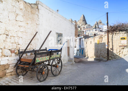 Bunte traditionelle lackierte Wagen im historischen Viertel von Göreme, Kappadokien, Türkei Stockfoto