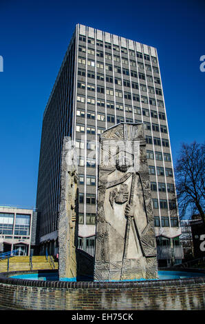 Das Civic Centre, Southend on Sea, Essex, ist Sitz des Southend Borough Council Offices und anderer lokaler Einrichtungen. Kunstinstallation Stockfoto