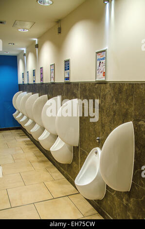 Gents Männertoilette. Ein Urinal nur zum Wasserlassen. John. Ein unterer Urinal für Kinder. Toilette. Ruheräume Stockfoto