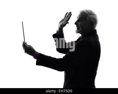 Eine kaukasische Senior Business-Mann hält digitale Tablet salutieren Silhouette weißer Hintergrund Stockfoto