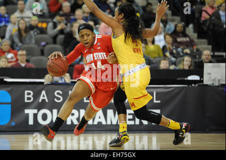 Hoffman Estates, IL, USA. 8. März 2015. Ohio State Buckeyes Wache Ameryst Alston (14) fährt früher Maryland Terrapins Lexie Brown (4) in der ersten Hälfte während der 2015 große zehn Frauen Basketball Tournament Championship Spiel zwischen Maryland Terrapins und die Ohio State Buckeyes im Sears Centre in Hoffman Estates, IL bewachen. Patrick Gorski/CSM/Alamy Live-Nachrichten Stockfoto