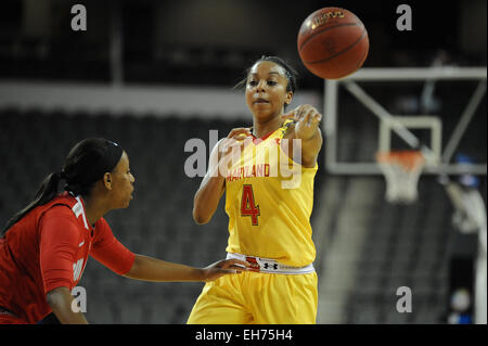 Hoffman Estates, IL, USA. 8. März 2015. Maryland Terrapins Wache Lexie Brown (4) geht der Ball vom Ohio State Buckeyes Wache Ameryst Alston (14) in der ersten Hälfte während der 2015 große zehn Frauen Basketball Turnier Meisterschaftsspiel zwischen Maryland Terrapins und die Ohio State Buckeyes im Sears Centre in Hoffman Estates, IL. Patrick Gorski/CSM/Alamy Live-Nachrichten Stockfoto