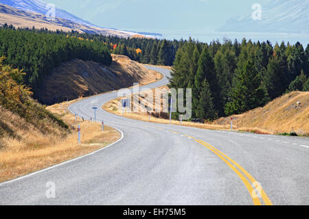 Langen Autobahn-Straße erstreckt sich in Neuseeland Stockfoto