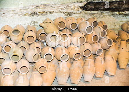 Ein Haufen von typischen Stil leer Steingut Keramik Töpfe und Gläser gestapelt, Göreme, Kappadokien, Türkei Stockfoto