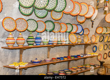 Teller, Töpfe und andere bunte Porzellan und Steingut Souvenirs zum Verkauf in einer Töpferei Souvenir shop Anzeige in Göreme, Kappadokien, Türkei angezeigt Stockfoto