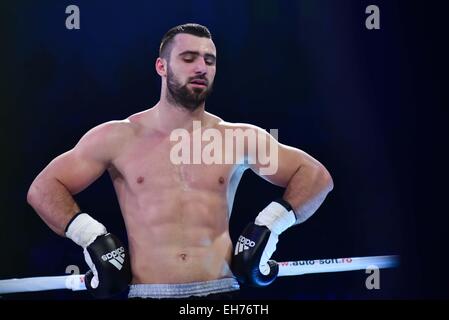 7. März 2015: Andrei Stoica ROU den Sieg bei den Superkombat kämpfen Meisterschaft 2015 Wettbewerb im Sala Sporturilor Olimpia, Ploiesti in Ploiesti, Rumänien ROU genießen. Stockfoto