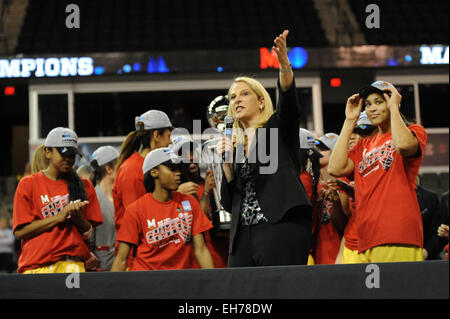 Hoffman Estates, IL, USA. 8. März 2015. Maryland Terrapins Cheftrainer Brenda Frese dank die Menge nach dem Gewinn der 2015 große zehn Frauen Basketball Turnier Meisterschaftsspiel zwischen Maryland Terrapins und die Ohio State Buckeyes im Sears Centre in Hoffman Estates, IL. Patrick Gorski/CSM/Alamy Live-Nachrichten Stockfoto