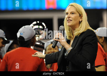 Hoffman Estates, IL, USA. 8. März 2015. Maryland Terrapins Cheftrainer Brenda Frese dank ihrer Spieler nach der Annahme der während der 2015 große zehn Frauen Basketball Tournament Championship Spiel zwischen Maryland Terrapins und die Ohio State Buckeyes im Sears Centre in Hoffman Estates, IL. Patrick Gorski/CSM/Alamy Live-Nachrichten Stockfoto