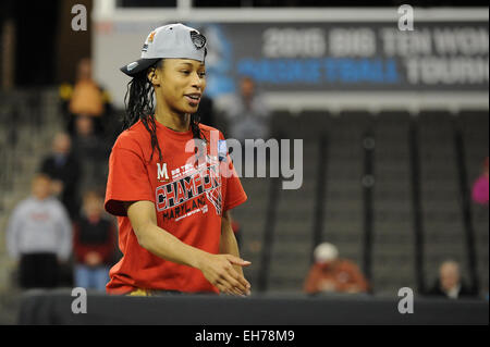 Hoffman Estates, IL, USA. 8. März 2015. Maryland Terrapins Wache Lexie Brown (4) kommt auf der Bühne nach der 2015 große zehn Frauen Basketball-Turnier Championship Spiel zwischen Maryland Terrapins und die Ohio State Buckeyes im Sears Centre in Hoffman Estates, IL. Patrick Gorski/CSM/Alamy Live-Nachrichten Stockfoto