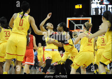 Hoffman Estates, IL, USA. 8. März 2015. Maryland Terrapins Wache Lexie Brown (4) feiert nach dem Sieg der 2015 große zehn Frauen Basketball Turnier Meisterschaftsspiel zwischen Maryland Terrapins und die Ohio State Buckeyes im Sears Centre in Hoffman Estates, IL. Patrick Gorski/CSM/Alamy Live-Nachrichten Stockfoto