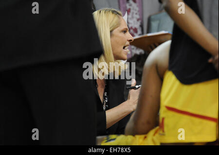 8. März 2015: Maryland Terrapins Cheftrainer Brenda Frese mit ihrem Team bei einem Timeout in der zweiten Hälfte während der 2015 große zehn Frauen Basketball Tournament Championship Spiel zwischen Maryland Terrapins und die Ohio State Buckeyes im Sears Centre in Hoffman Estates, IL spricht. Maryland gewann 77-74 über Ohio State University. Patrick Gorski/CSM Stockfoto