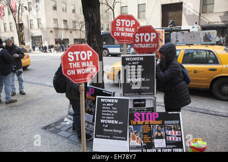 New York, USA. 8. März 2015. Frauen und Männer marschierten durch Midtown Manhattan mit abwechslungsreichen Nachrichten mit einem Schwerpunktthema; dass Frauenrechte Menschenrechte gleich. Bildnachweis: David Grossman/Alamy Live-Nachrichten Stockfoto